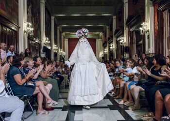 Éxito de convocatora en el I desfile de indumentaria valenciana del Gremio Artesano de Sastres y modistas C.V.