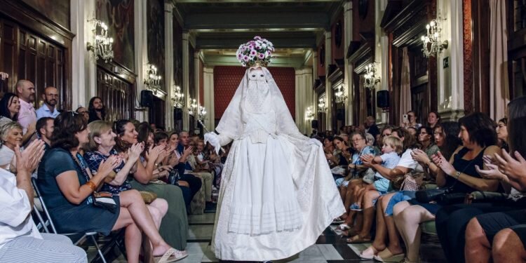 Éxito de convocatora en el I desfile de indumentaria valenciana del Gremio Artesano de Sastres y modistas C.V.