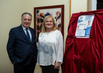 El doctor Mira explica en el ateneo la realidad de la cirugía estética