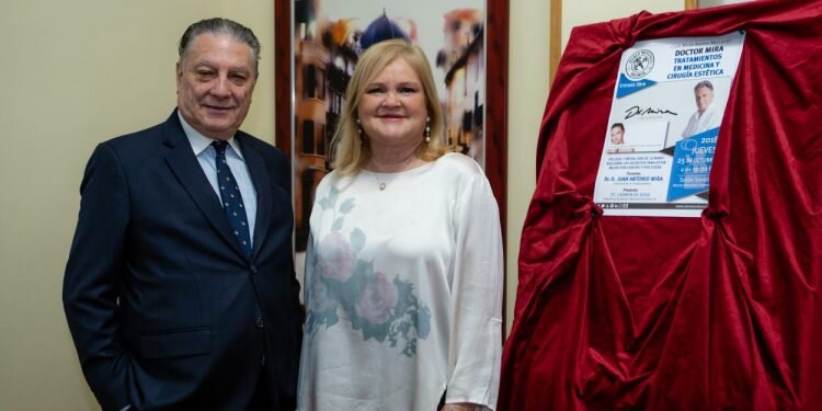 El doctor Mira explica en el ateneo la realidad de la cirugía estética