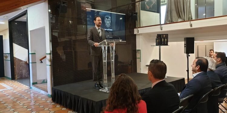 Vicente Gandía presenta el vino del Centenario del Valencia C.F.
