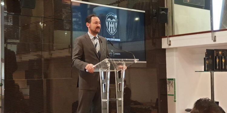 Vicente Gandía presenta el vino del Centenario del Valencia C.F.