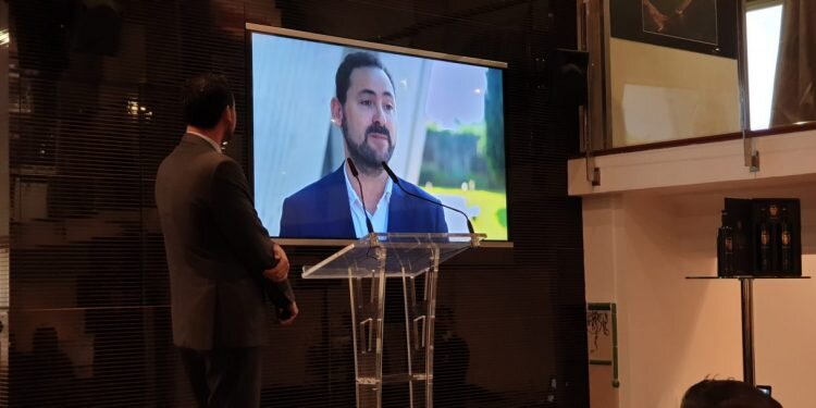 Vicente Gandía presenta el vino del Centenario del Valencia C.F.