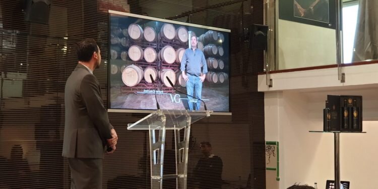 Vicente Gandía presenta el vino del Centenario del Valencia C.F.