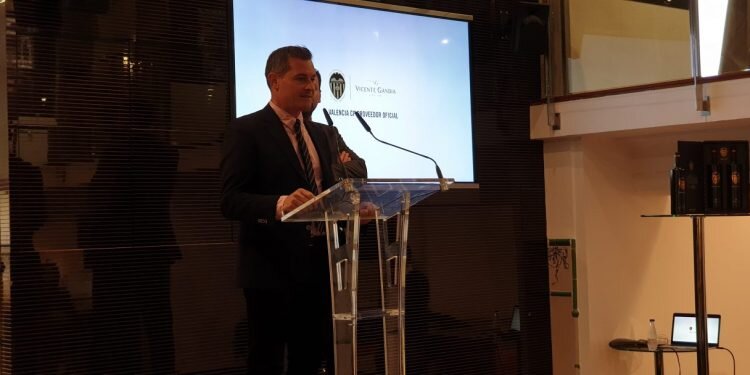 Vicente Gandía presenta el vino del Centenario del Valencia C.F.