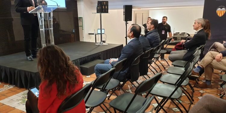 Vicente Gandía presenta el vino del Centenario del Valencia C.F.