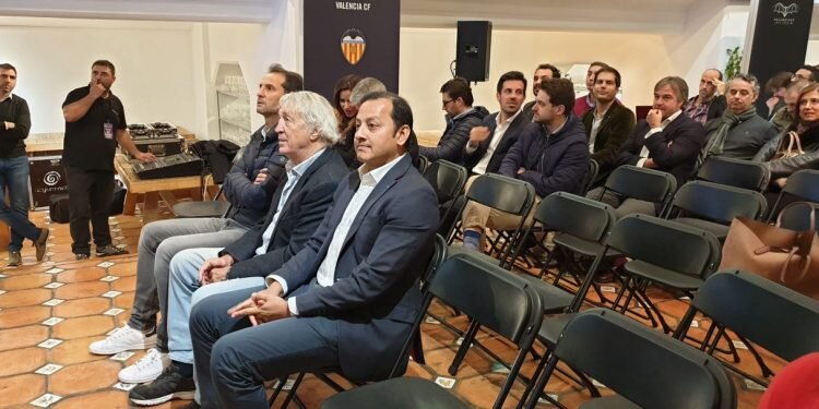 Vicente Gandía presenta el vino del Centenario del Valencia C.F.