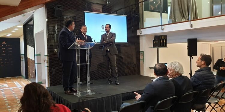 Vicente Gandía presenta el vino del Centenario del Valencia C.F.