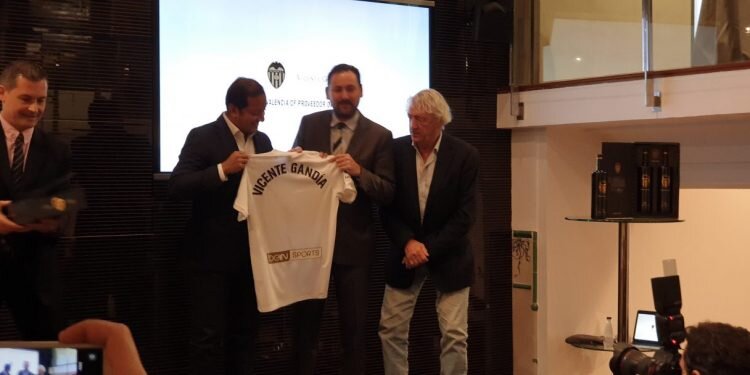 Vicente Gandía presenta el vino del Centenario del Valencia C.F.