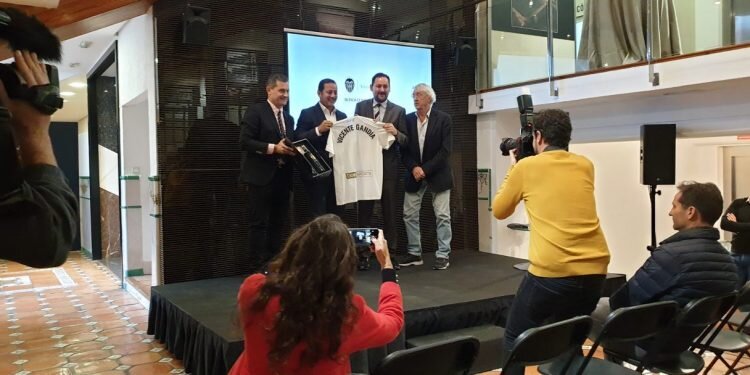 Vicente Gandía presenta el vino del Centenario del Valencia C.F.