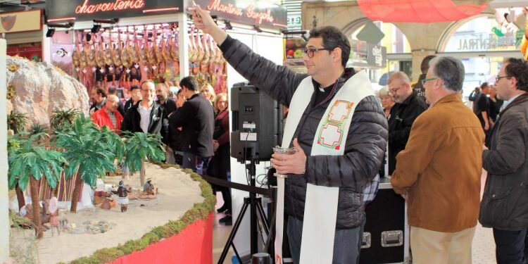 El Mercado Central muestra al público su Belén artesano, elaborado por sus vendedores