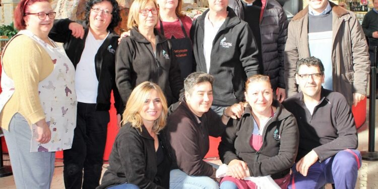 El Mercado Central muestra al público su Belén artesano, elaborado por sus vendedores