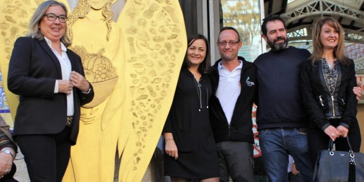 El Mercado Central muestra al público su Belén artesano, elaborado por sus vendedores