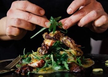 ¡Hola! We are PULPO. Hablamos mediterráneo