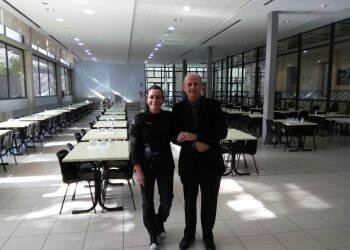 La chef Begoña Rodrigo cocina para los usuarios de Casa Caridad