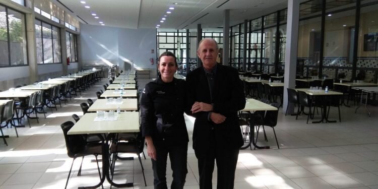 La chef Begoña Rodrigo cocina para los usuarios de Casa Caridad