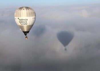 Tro’19 arranca en Bocairent con el vuelo de 10 globos aerostáticos a ritmo de “tabal i dolçaina”