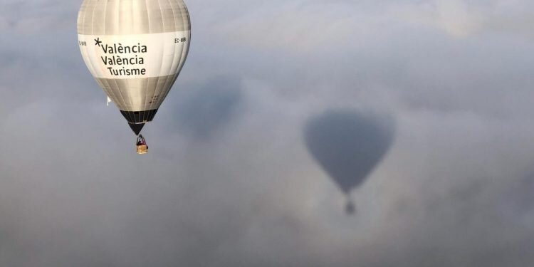 Tro’19 arranca en Bocairent con el vuelo de 10 globos aerostáticos a ritmo de “tabal i dolçaina”