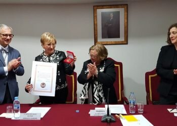 Ana Barceló dedica la medalla de la Real Academia de Medicina a los más de 60.000 profesionales de la sanidad valenciana