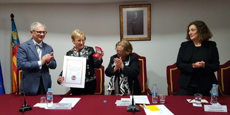 Ana Barceló dedica la medalla de la Real Academia de Medicina a los más de 60.000 profesionales de la sanidad valenciana