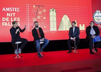 Las 382 fallas valencianas colaboran para construir la mascletà vertical más alta de la historia en la AMSTEL NIT DE LES FALLES