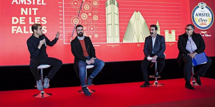 Las 382 fallas valencianas colaboran para construir la mascletà vertical más alta de la historia en la AMSTEL NIT DE LES FALLES