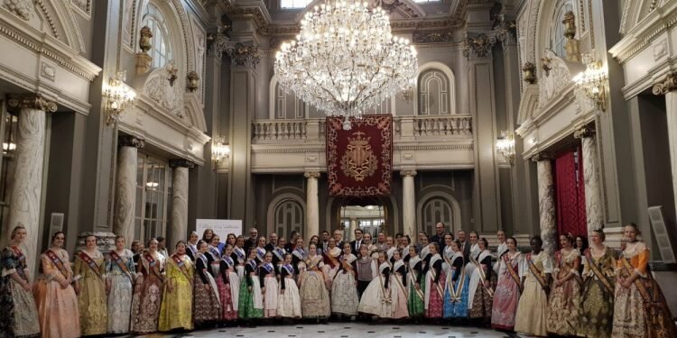 Las Falleras Mayores se suman a la recepción a las falleras internacionales de la UPV
