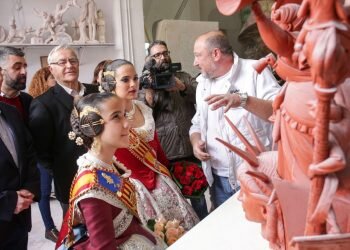 Las Falleras Mayores de València, han visitado diferentes talleres de la Ciutat de l’Artista Faller