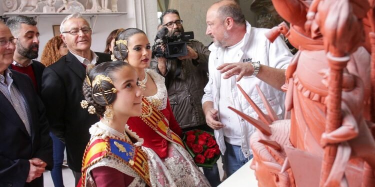 Las Falleras Mayores de València, han visitado diferentes talleres de la Ciutat de l’Artista Faller