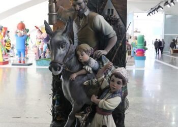 El ninot de la falla Exposición-Micer Mascó se escapa de las llamas