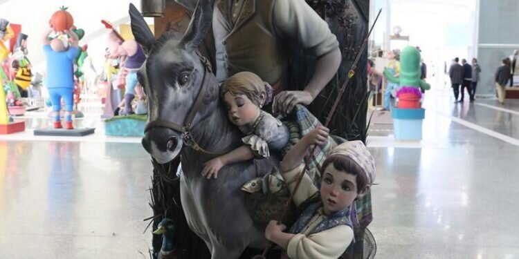 El ninot de la falla Exposición-Micer Mascó se escapa de las llamas