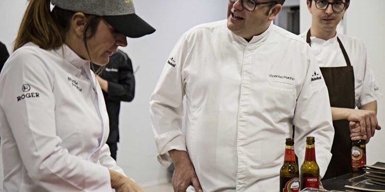 Diez de los más destacados chefs valencianos a los fogones y representantes de la política, sociedad y gastronomía valenciana a la mesa 