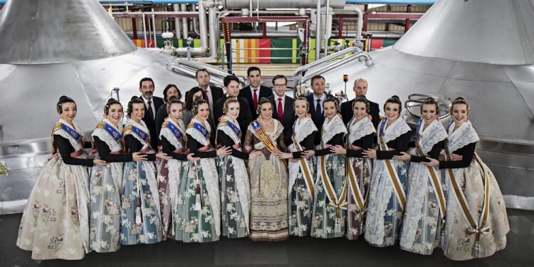 La Fallera Mayor de València han participado de la tradicional visita a las instalaciones que HEINEKEN Esp