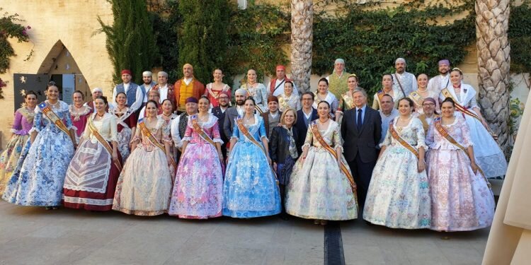 La Junta Local Fallera de Xátiva visita Valencia en la recepción fallera