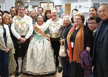 La falla Espartero G.V Ramón y Cajal recibe a la delegación de expertos en indumentaria de Unesco