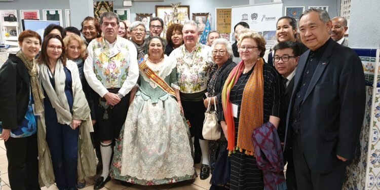 La falla Espartero G.V Ramón y Cajal recibe a la delegación de expertos en indumentaria de Unesco