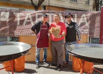 Tartana y el Maestro Paellero Juan Carlos Galbis en la Falla Joaquín Costa-Burriana