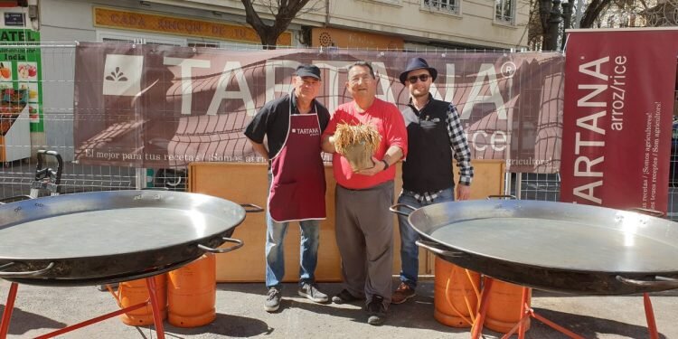 Tartana y el Maestro Paellero Juan Carlos Galbis en la Falla Joaquín Costa-Burriana