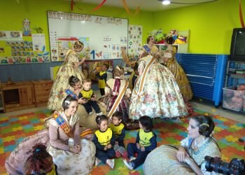 La Fallera Mayor de València y su Corte de Honor visitan Casa Caridad