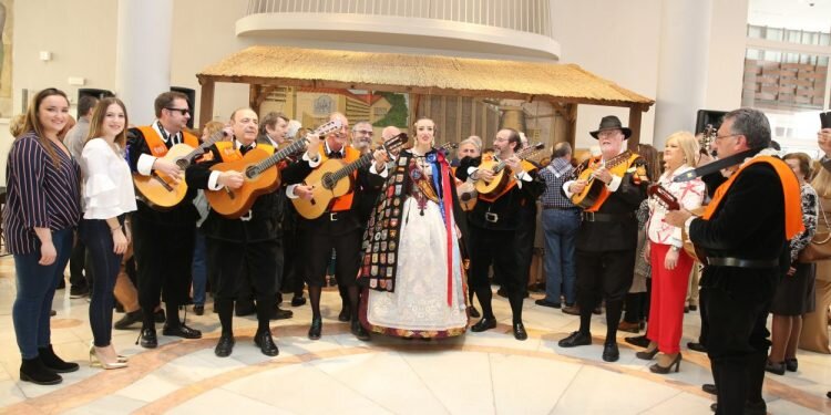 El Ateneo inaugura la Barraca Fallera 
