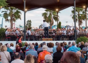 El ciclo de Concerts de Bandes a la Pèrgola de La Marina de València vuelve este domingo