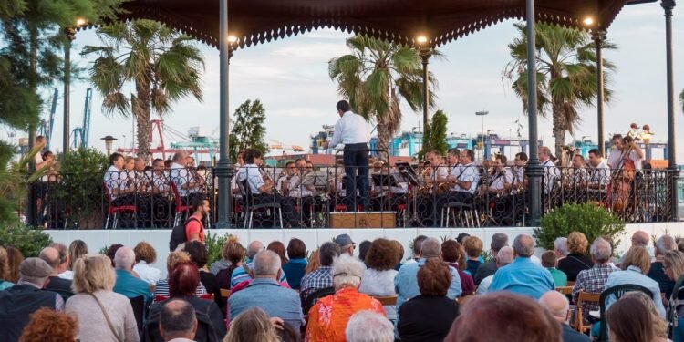 El ciclo de Concerts de Bandes a la Pèrgola de La Marina de València vuelve este domingo