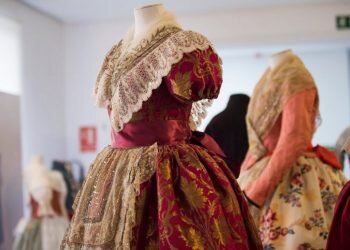 La Diputació mostra l’origen de la indumentària tradicional valenciana amb 19 peces dels segles XVIII i XIX