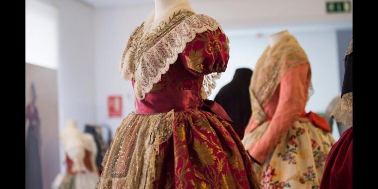 La Diputació mostra l’origen de la indumentària tradicional valenciana amb 19 peces dels segles XVIII i XIX