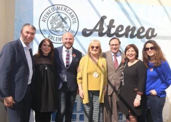 Fotos de los invitados a la mascletà desde el Ateneo
