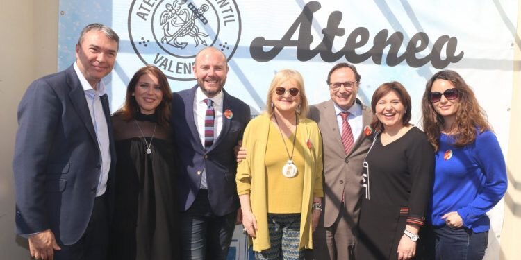 Fotos de los invitados a la mascletà desde el Ateneo