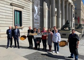 La paella valenciana toma el Congreso con la iniciativa Paella Doodle en el último pleno de la legislatura