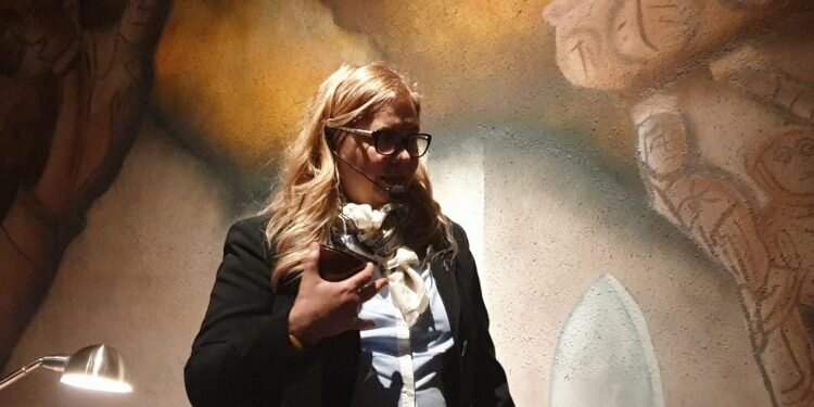 La Dra. Ana Mafé explica la Pascua judía y sus relaciones con el Santo Cáliz acompañada por numerosos asistentes