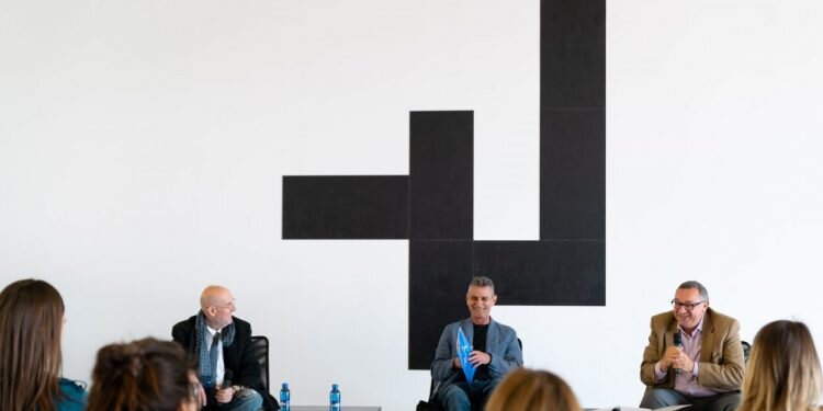 La Base se transforma en una alegoría a la catedral con la nueva exposición de Sanleón