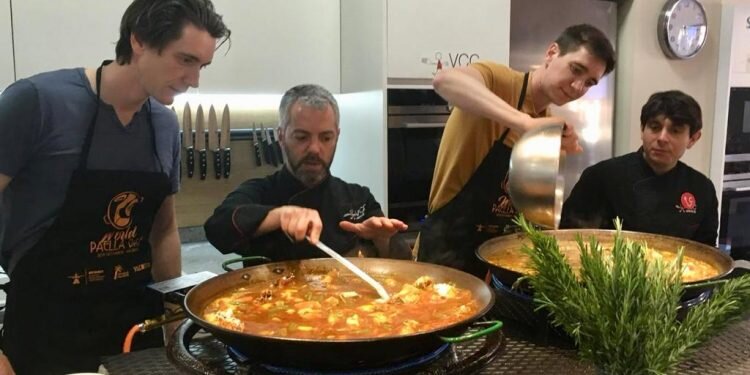 Los gemelos Weasley aprenden a cocinar paella valenciana en Valencia Club Cocina